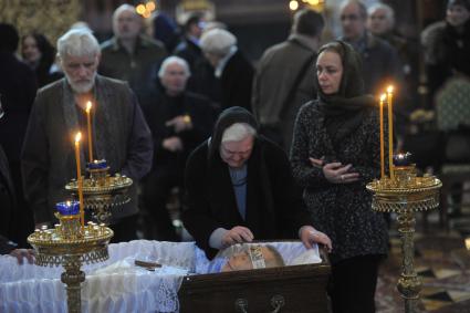 Прощание с писателем Валентином Распутиным в Москве. Крестная мать Валентина Распутина Ренита Григорьева (в центре) во время отпевания В.Распутина в храме Христа Спасителя.