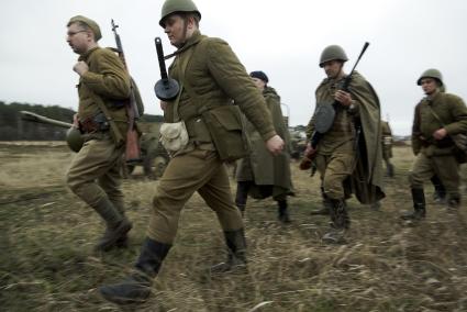 Екатеринбург. Военно-историческая реконструкция одного из боев по освобождению Белоруссии – `У деревни Буйничи`. 
Солдаты РККА строем идут по полю.