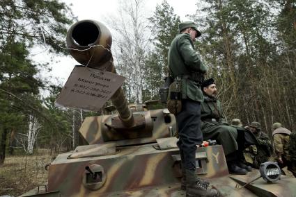 Екатеринбург. Военно-историческая реконструкция одного из боев по освобождению Белоруссии - `У деревни Буйничи`.
Объявление о продаже макета немецкого танка.