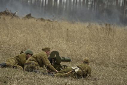 Екатеринбург. Военно-историческая реконструкция одного из боев по освобождению Белоруссии - `У деревни Буйничи`.
Пулеметный расчет Красной армии.