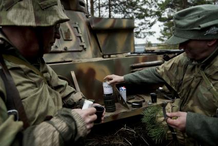 Екатеринбург. Военно-историческая реконструкция одного из боев по освобождению Белоруссии - `У деревни Буйничи`.
Немецкие солдаты готовят пищу в полевых условиях, греют консервы на примусе.