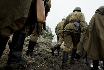 Екатеринбург. Военно-историческая реконструкция одного из боев по освобождению Белоруссии - `У деревни Буйничи`.
Бойцы Красной армии строем идут по полю.