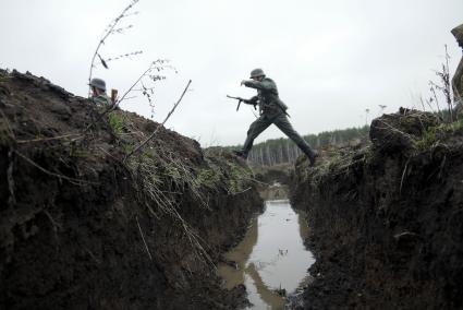 Екатеринбург. Военно-историческая реконструкция одного из боев по освобождению Белоруссии - `У деревни Буйничи`.
Немецкий солдат перепрыгивает окоп, заполненный водой.