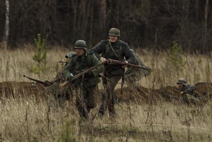 Екатеринбург. Военно-историческая реконструкция одного из боев по освобождению Белоруссии - `У деревни Буйничи`.
Немецкие солдаты бегут в атаку.