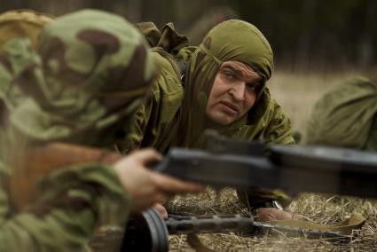 Екатеринбург. Военно-историческая реконструкция одного из боев по освобождению Белоруссии - `У деревни Буйничи`.
Бойцы Красной армии лежат на земле во время боя.