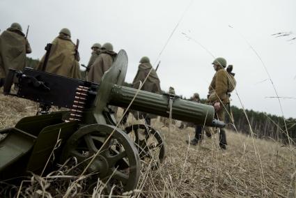 Екатеринбург. Военно-историческая реконструкция одного из боев по освобождению Белоруссии - `У деревни Буйничи`.
Бойцы Красной армии строем идут по полю.