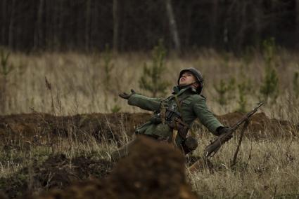 Екатеринбург. Военно-историческая реконструкция одного из боев по освобождению Белоруссии - `У деревни Буйничи`.
Убитый немецкий солдат падает на землю.