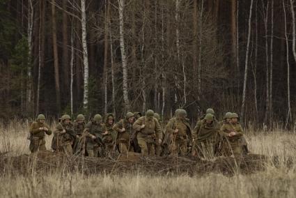 Екатеринбург. Военно-историческая реконструкция одного из боев по освобождению Белоруссии - `У деревни Буйничи`.
Бойцы Красной армии.