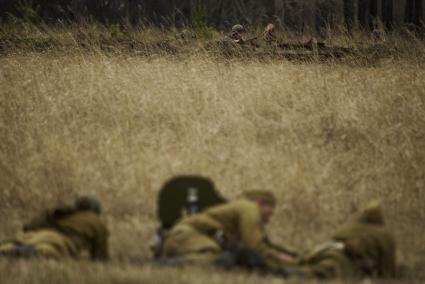 Екатеринбург. Военно-историческая реконструкция одного из боев по освобождению Белоруссии - `У деревни Буйничи`.
Немецкие солдаты через поле от русского пулеметного расчета.