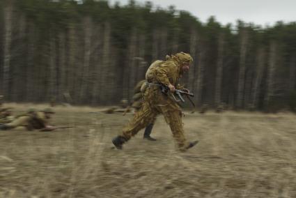 Екатеринбург. Военно-историческая реконструкция одного из боев по освобождению Белоруссии - `У деревни Буйничи`.
Боец Красной армии бежит в атаку.