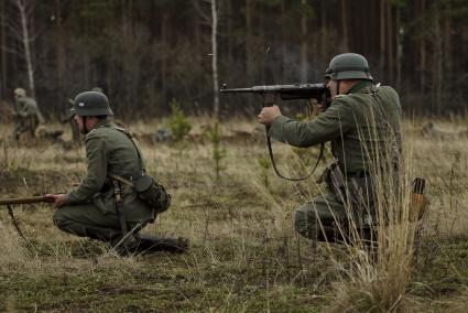 Екатеринбург. Военно-историческая реконструкция одного из боев по освобождению Белоруссии - `У деревни Буйничи`.
Немецкий солдат стреляет из пистолета-пулемета мп-40.