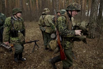 Екатеринбург. Военно-историческая реконструкция одного из боев по освобождению Белоруссии - `У деревни Буйничи`. Участники реконструкции в форме солдат СС (Германия).