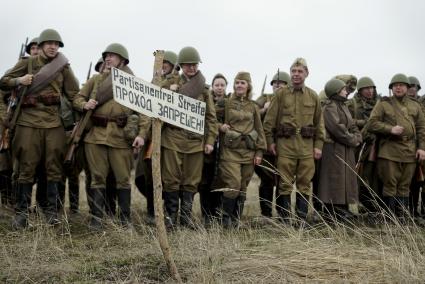 Екатеринбург. Военно-историческая реконструкция одного из боев по освобождению Белоруссии - `У деревни Буйничи`. 
Табличка `Проход запрещен`  перед строем бойцов Красной армии.