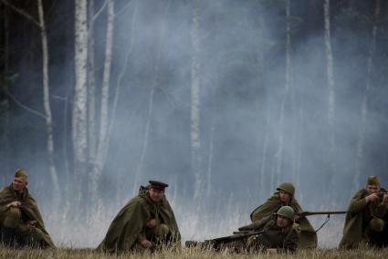 Екатеринбург. Военно-историческая реконструкция одного из боев по освобождению Белоруссии - `У деревни Буйничи`.
Бойцы Красной армии лежат на земле во время боя.