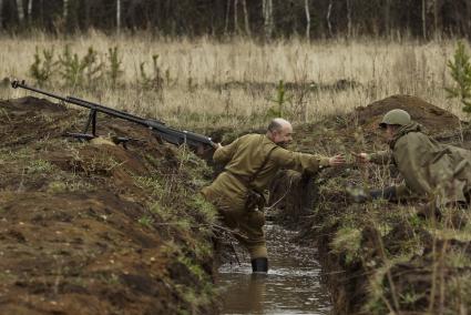 Екатеринбург. Военно-историческая реконструкция одного из боев по освобождению Белоруссии - `У деревни Буйничи`.
Боец Красной армии передает патрон для противотанкового ружья.