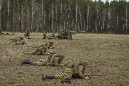 Екатеринбург. Военно-историческая реконструкция одного из боев по освобождению Белоруссии - `У деревни Буйничи`.
Бойцы Красной армии лежат на земле во время боя.