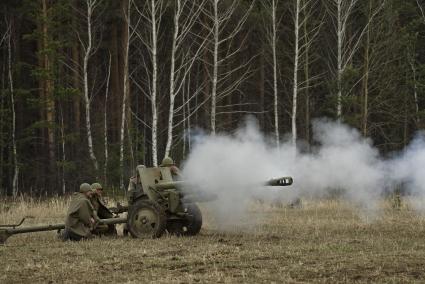 Екатеринбург. Военно-историческая реконструкция одного из боев по освобождению Белоруссии - `У деревни Буйничи`.
Выстрел из артиллерийской пушки.