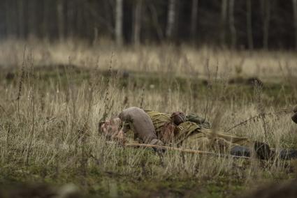 Екатеринбург. Военно-историческая реконструкция одного из боев по освобождению Белоруссии - `У деревни Буйничи`.
Убитый боец Красной армии.