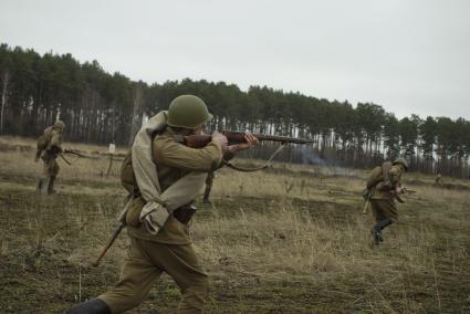 Екатеринбург. Военно-историческая реконструкция одного из боев по освобождению Белоруссии - `У деревни Буйничи`.
Бойцы Красной армии бегут в атаку.