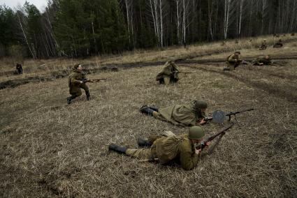 Екатеринбург. Военно-историческая реконструкция одного из боев по освобождению Белоруссии - `У деревни Буйничи`.
Бойцы Красной армии лежат на земле во время боя.