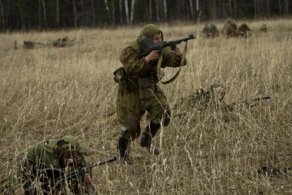 Екатеринбург. Военно-историческая реконструкция одного из боев по освобождению Белоруссии - `У деревни Буйничи`.
Боец Красной армии бежит в атаку.