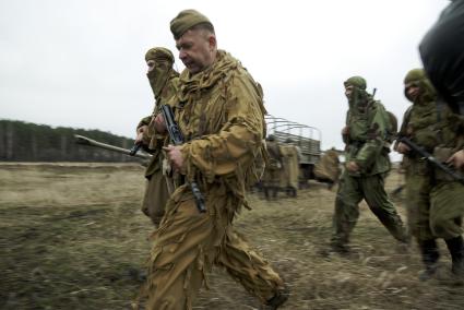 Екатеринбург. Военно-историческая реконструкция одного из боев по освобождению Белоруссии - `У деревни Буйничи`.
Бойцы Красной армии строем идут по полю.