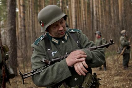 Екатеринбург. Военно-историческая реконструкция одного из боев по освобождению Белоруссии - `У деревни Буйничи`.`.
Участник реконструкции в форме немецкого солдата.