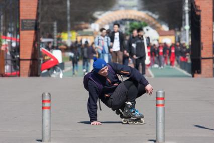 Москва. Юноша на роликах катается в парке Сокольники.