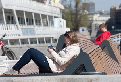 Москва. Музеон. Люди загорают на Крымской набережной.