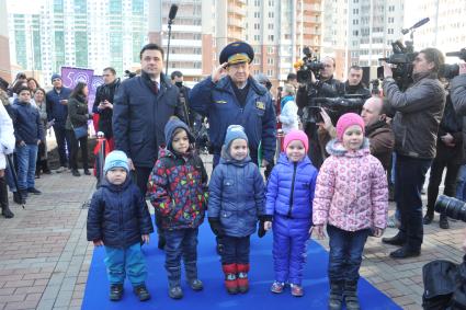 Красногорск. Губернатор Московской области Андрей Воробьев (слева) и летчик-космонавт СССР Алексей Леонов на церемонии открытия аллеи космонавтов на территории жилой застройки `Изумрудные холмы`.