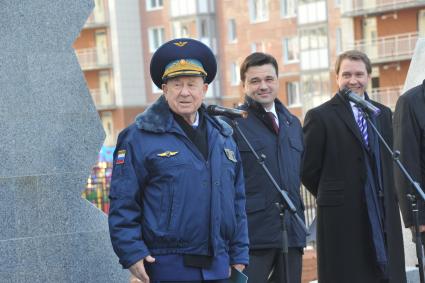 Красногорск. Слева направо: летчик-космонавт СССР Алексей Леонов, губернатор Московской области Андрей Воробьев и художественный руководитель Театра Наций, актер Евгений Миронов на церемонии открытия аллеи космонавтов на территории жилой застройки `Изумрудные холмы`.