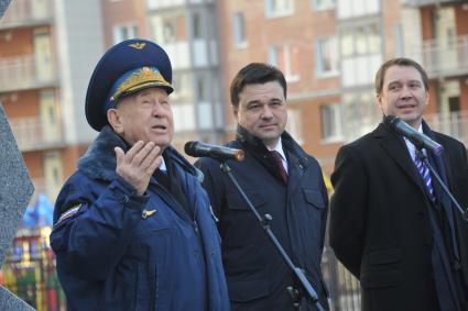 Красногорск. Слева направо: летчик-космонавт СССР Алексей Леонов, губернатор Московской области Андрей Воробьев и художественный руководитель Театра Наций, актер Евгений Миронов на церемонии открытия аллеи космонавтов на территории жилой застройки `Изумрудные холмы`.