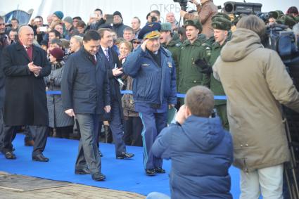 Красногорск. Справа налево: летчик-космонавт СССР Алексей Леонов, художественный руководитель Театра Наций, актер Евгений Миронов и  губернатор Московской области Андрей Воробьев на церемонии открытия аллеи космонавтов на территории жилой застройки `Изумрудные холмы`.