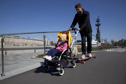 Москва. Музеон. Папа с ребенком гуляют по Крымской набережной.