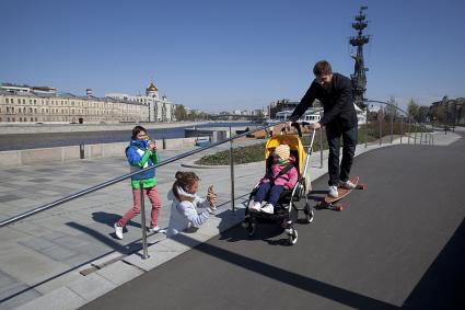 Москва. Музеон. Родители с ребенком гуляют по Крымской набережной.