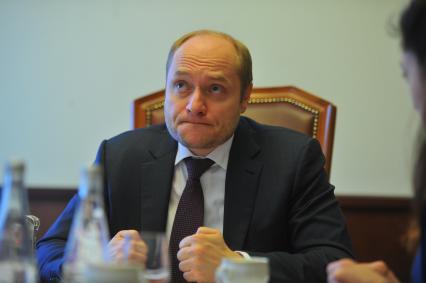 Министр РФ по развитию Дальнего Востока Александр Галушка во время интервью.