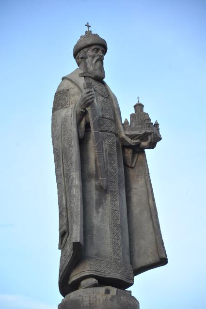 Памятник князю Даниилу Московскому на Даниловской площади в Москве.