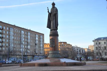 Памятник князю Даниилу Московскому на Даниловской площади в Москве.