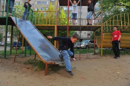 Москва. Дети на детской площадке.