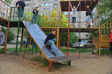 Москва. Дети на детской площадке.