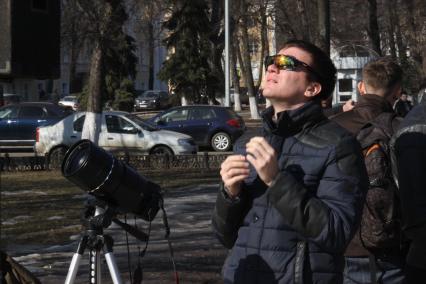 Ярославль. Жители города наблюдают солнечное затмение.