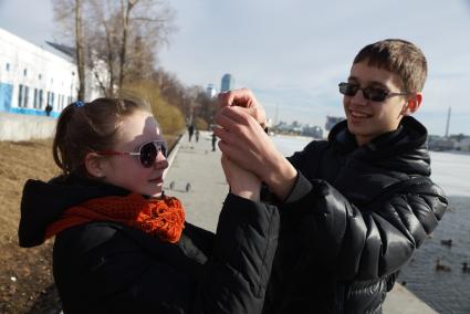 девушка наблюдает за солнечным затмением. Екатеринбург