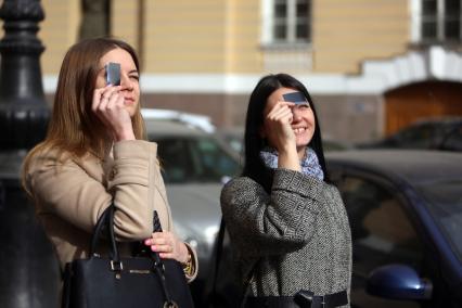 Санкт-Петербург. Жители города наблюдают солнечное затмение с Дворцовой площади.