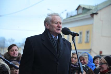 Москва. Председатель Благотворительного фонда имени А.Боровика, журналист Генрих Боровик на церемонии открытия мемориальной доски писательнице, поэтессе, переводчице Наталье Кончаловской на Поварской улице.