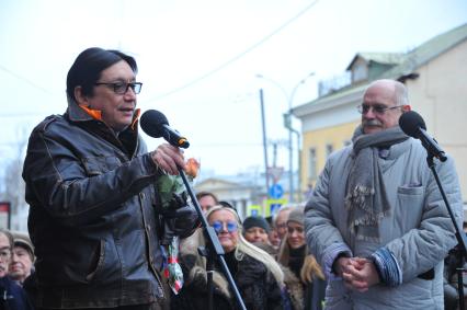 Москва. Режиссер Егор Кончаловский (слева) и президент Российского фонда культуры, режиссер Никита Михалков на церемонии открытия мемориальной доски писательнице, поэтессе, переводчице Наталье Кончаловской на Поварской улице.