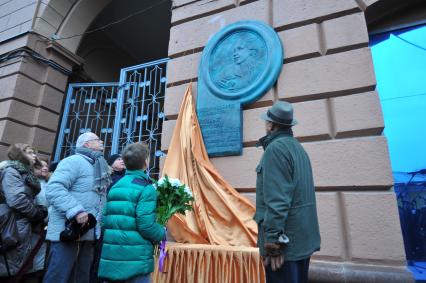 Москва. Президент Российского фонда культуры, режиссер Никита Михалков (слева) и режиссер, сценарист Андрей Кончаловский (справа) с сыном Петром на церемонии открытия мемориальной доски писательнице, поэтессе, переводчице Наталье Кончаловской на Поварской улице.