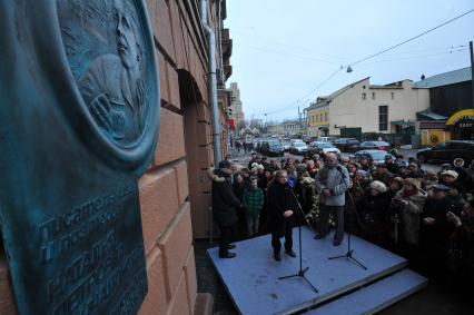 Москва. Сценарист, кинодраматург Александр Адабашьян (слева) и президент Российского фонда культуры, режиссер Никита Михалков на церемонии открытия мемориальной доски писательнице, поэтессе, переводчице Наталье Кончаловской на Поварской улице.