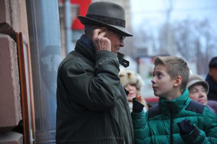 Москва.  Режиссер, сценарист Андрей Кончаловский с сыном Петром на церемонии открытия мемориальной доски писательнице, поэтессе, переводчице Наталье Кончаловской на Поварской улице.