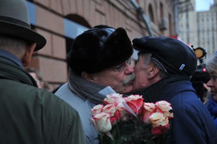 Москва. Президент Российского фонда культуры, режиссер Никита Михалков (слева) на церемонии открытия мемориальной доски писательнице, поэтессе, переводчице Наталье Кончаловской на Поварской улице.