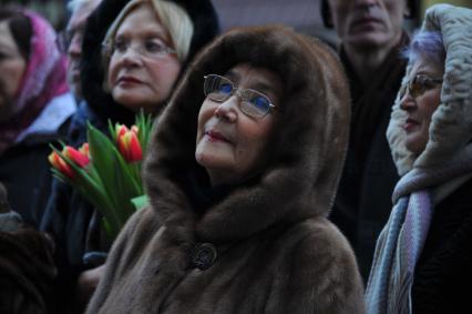 Москва. Актриса Наталья Аринбасарова на церемонии открытия мемориальной доски писательнице, поэтессе, переводчице Наталье Кончаловской на Поварской улице.